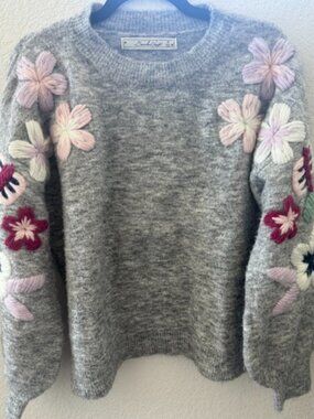 Boundless North Embroidered Flower Pullover Sweater (Size Medium)